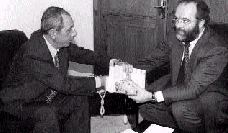 Amman, 9/11/1998. Il Ministro della Cultura Talal S. Al Hasan e il Direttore Generale dell'Accademia sottoscrivono il protocollo d'intesa